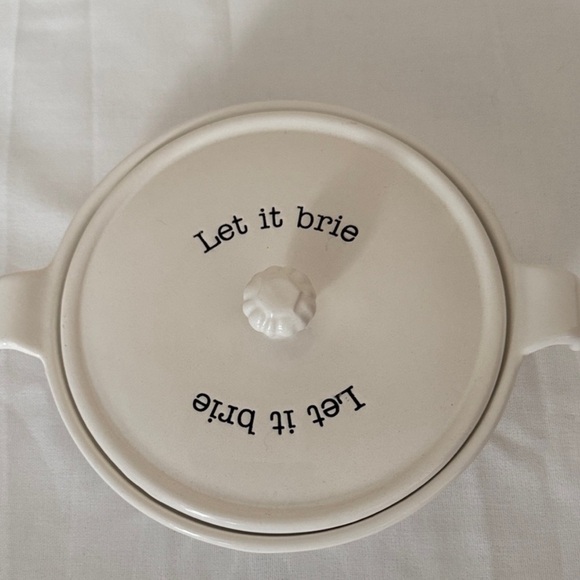 Mud Pie “| Let It Brie” Ceramic Brie Baker with Cheese Spreader - Picture 3 of 8